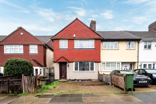Photo 3 — 8 Bramdean Crescent, London