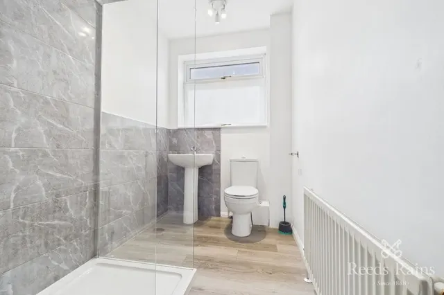 Photo 3 — Woodview Close, Wingerworth, Derbyshire, S42