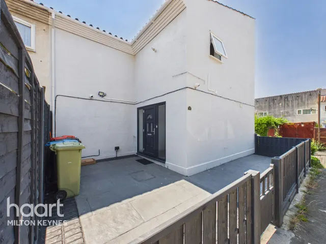 Smithergill Court, Milton Keynes, MK13, photo 1