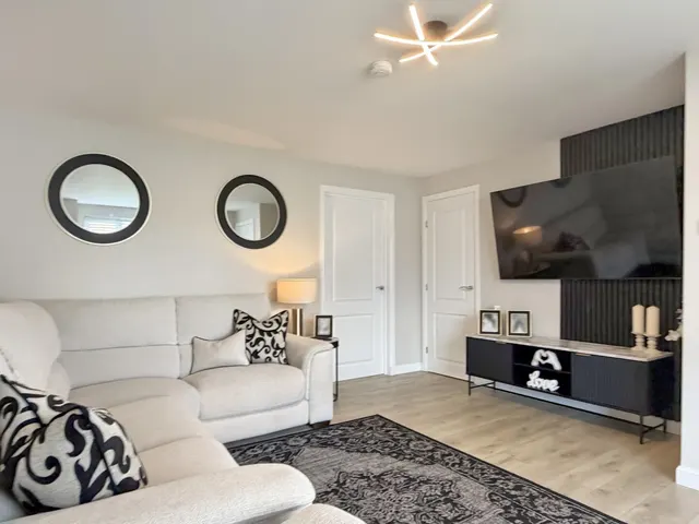 Photo 3 — Thornhill Drive, Elgin