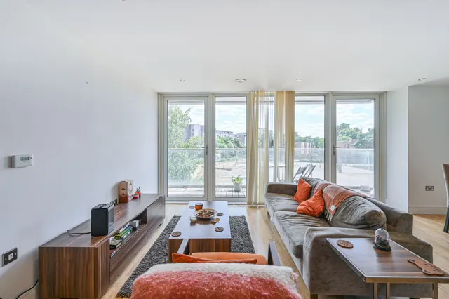 Photo 2 — 207 The Crescent, 2 Seager Place, London