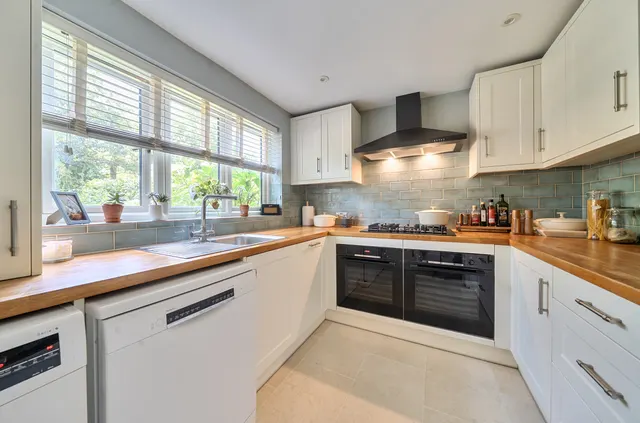 Photo 2 — Eggars Field, Bentley, Farnham, Hampshire, GU10 5LD