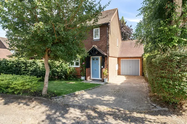 Eggars Field, Bentley, Farnham, Hampshire, GU10 5LD, photo 1