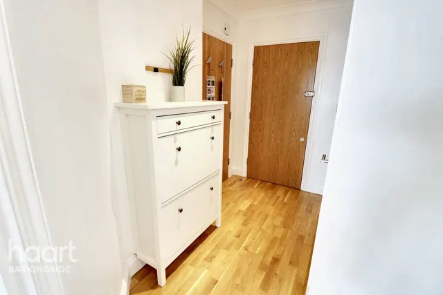 Cranbrook Road, Gants Hill, IG2, photo 3