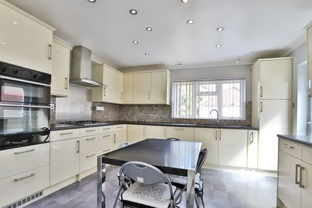 Fitzwilliam Close, Bearwood, BH11, photo 3