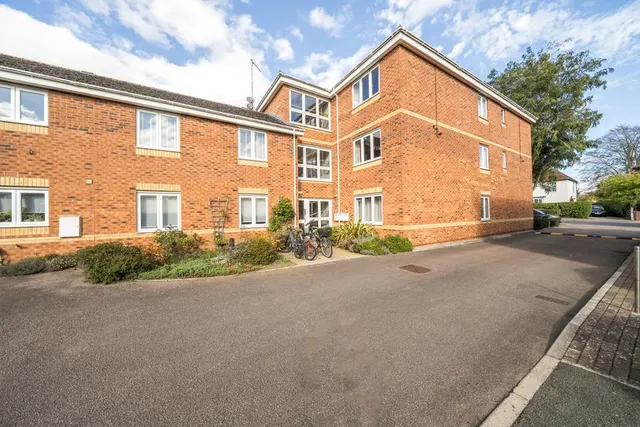 3 bedroom flat, The Brambles, Headington, OX3