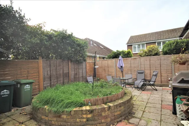 Shepperton Road, Staines-upon-Thames, photo 1