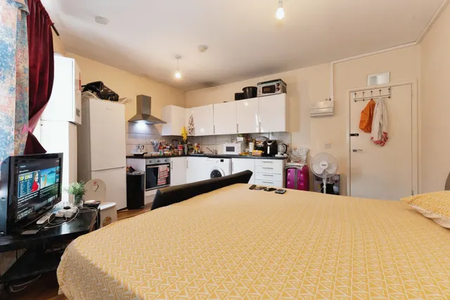 401 Durnsford Road, London, photo 1