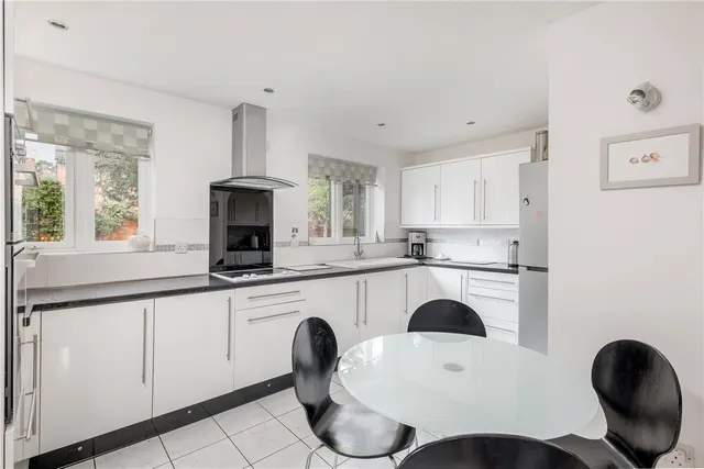 Photo 3 — Mallard Close, Stratford-upon-Avon, Warwickshire, CV37