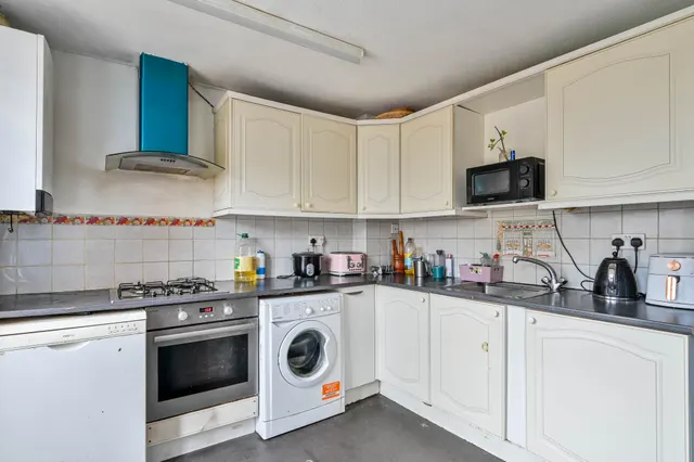 Photo 2 — 11 Virginia Close, New Malden