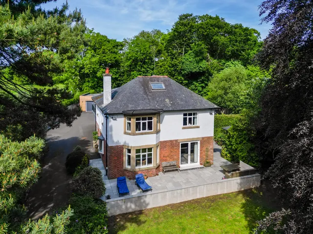 Photo 3 — Westwood House, 22 Greenfield Avenue, Alloway, KA7 4NW