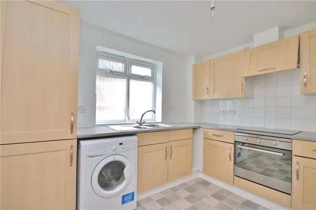 Kingston Road, Staines-upon-Thames, TW18, photo 1