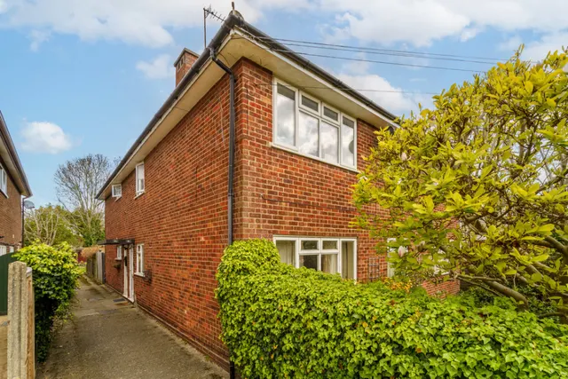 Reedsfield Road, Surrey, photo 1