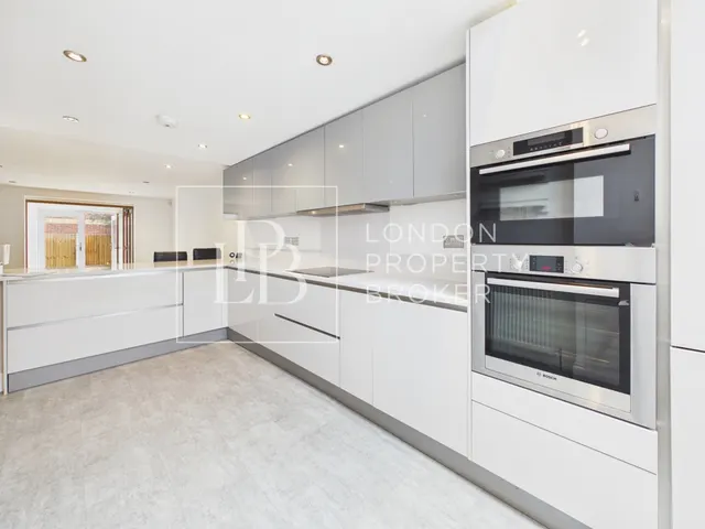 Telegraph Place, London, E14, photo 1