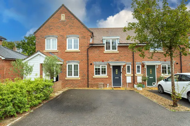 Vaughan Close, Hartley Wintney, Hook, RG27 8EB, photo 1