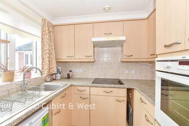 London Road, Cowplain, PO8, photo 2