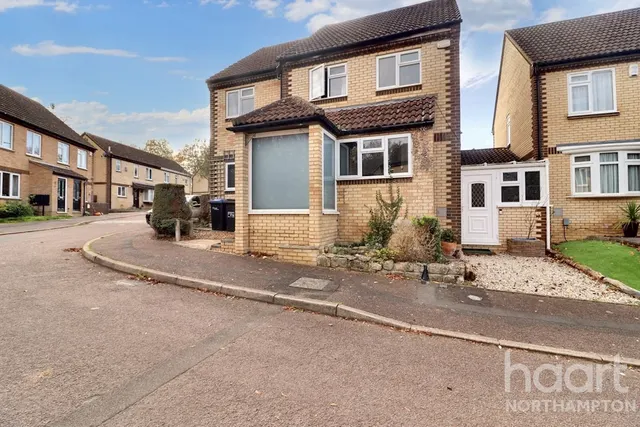 Raisins Field Close, Northampton, NN3, photo 2