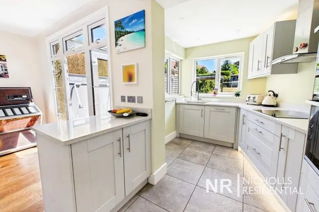 Leatherhead Road, Chessington, KT9, photo 3