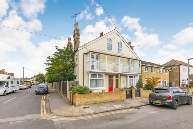 Dudley Road, Ashford, Surrey, TW15 2LE, photo 1