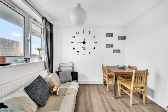 Photo 3 — Henty Close, Battersea