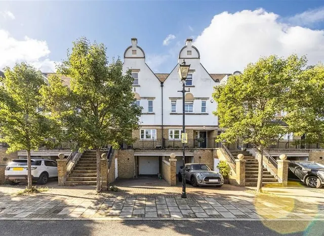Admiralty Way, Teddington, TW11, photo 1