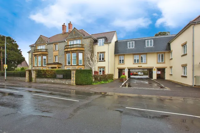 1 bedroom flat — Somerton Road, Street