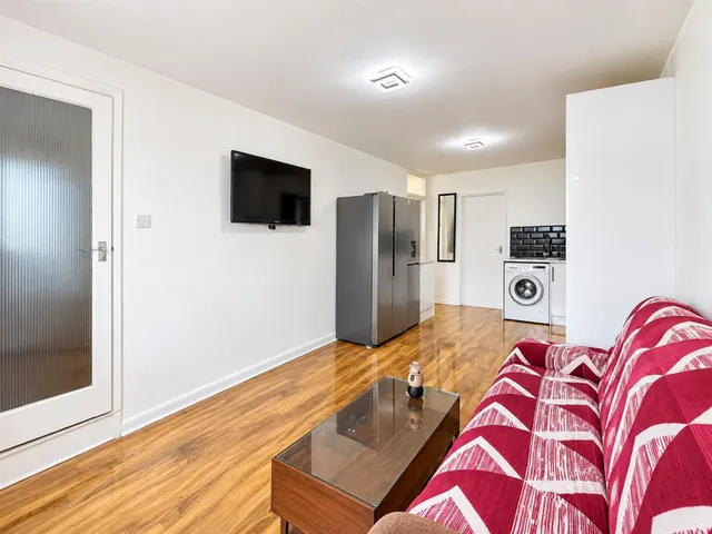Longford Avenue, Southall, UB1, photo 3