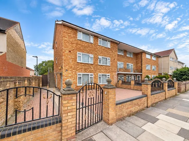 Longford Avenue, Southall, UB1, photo 1