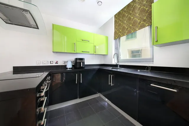 Bridges Court Road, London, SW11, photo 2