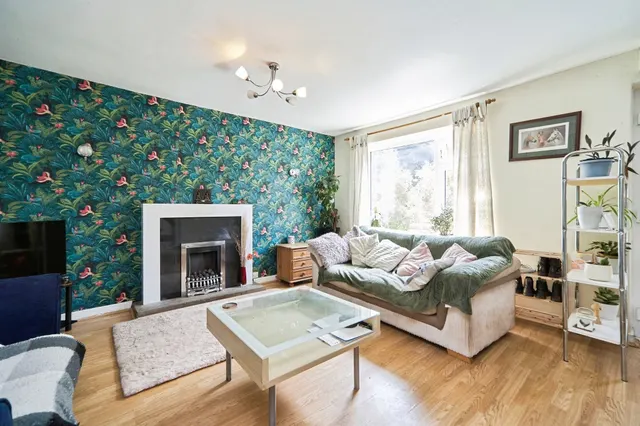 Photo 2 — Sandmoor Close, Thornton, BRADFORD