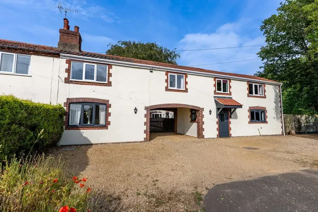 Substantial family home offering versatile multigenerational living with no onward chain, photo 1