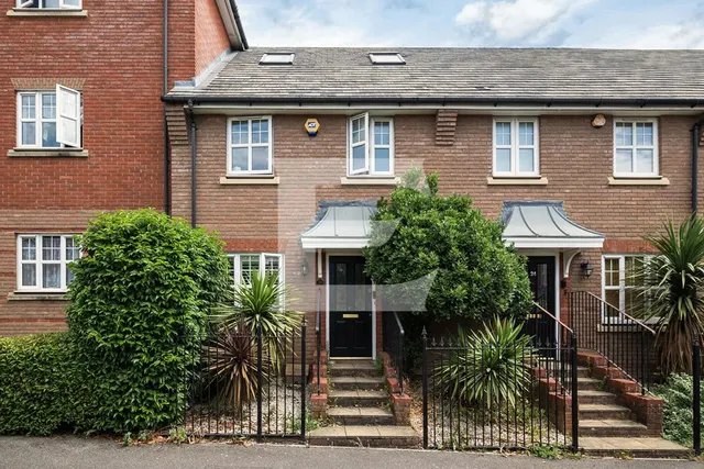 Kingsbridge Drive, Mill Hill, NW7, photo 1
