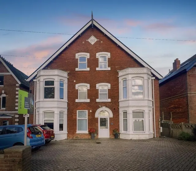 Victoria Grove, East Cowes, PO32, photo 1