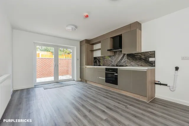 Hempshaw Lane, Stockport, SK1, photo 3