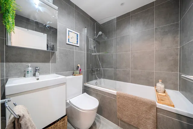Wells Park Road, London, SE26, photo 3