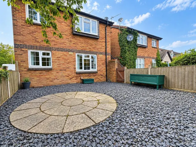 Adelaide Close, Slough, photo 1