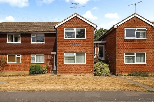 Alfred Road, Farnham, GU9, photo 1