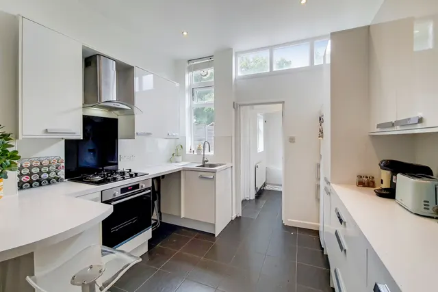 Mitcham, CR4, photo 2