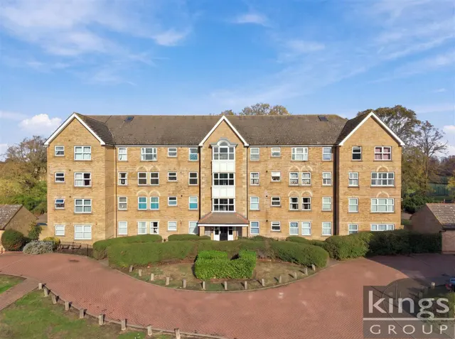 Cobham Close, Enfield, photo 1