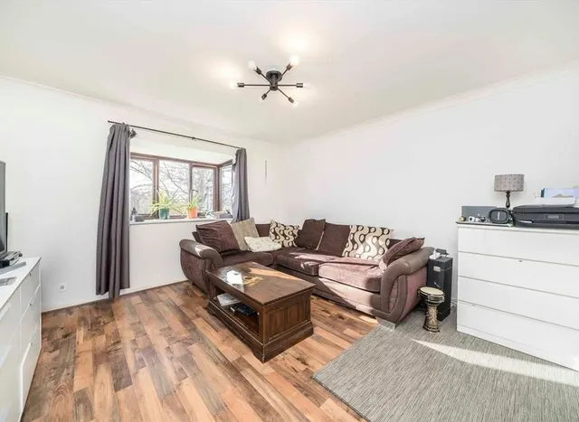 Photo 3 — Bond Road, Surbiton, KT6
