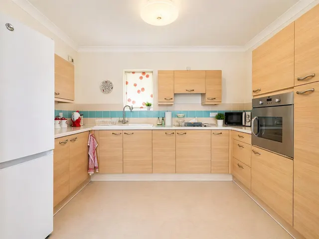 Roundhay Avenue, Peacehaven, photo 3