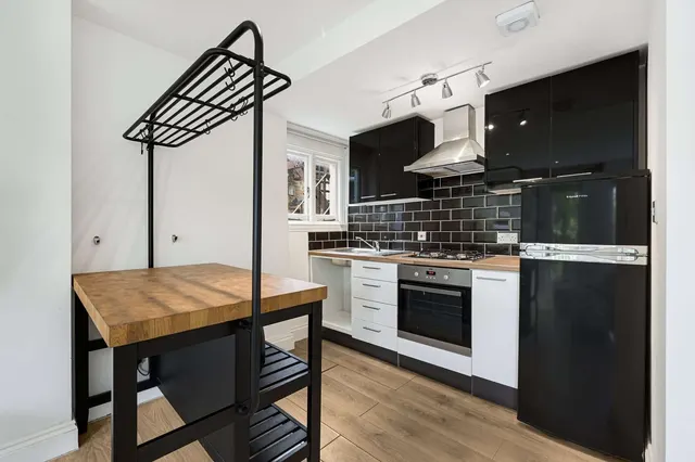 Photo 3 — Clapham Road, London, SW9 9BT