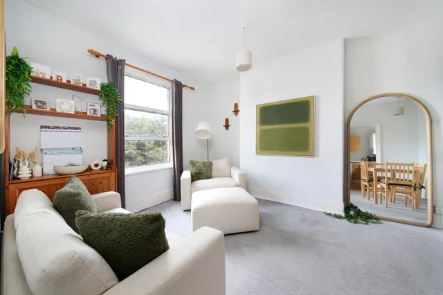 Balham High Road, Balham, SW12, photo 1