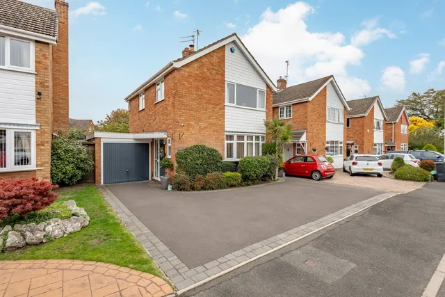 3 bedroom house — Winchester Drive, Oldswinford, Stourbridge, DY8 2LH