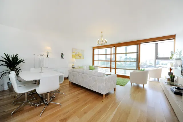 Lombard Road, London, SW11, photo 1