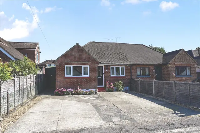 Kings Avenue, Tongham, Farnham, Surrey, GU10 1AU, photo 1