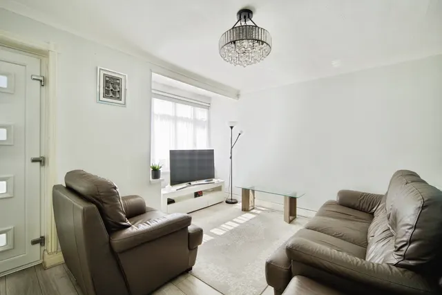 Photo 3 — Oval Road North, Dagenham, RM10
