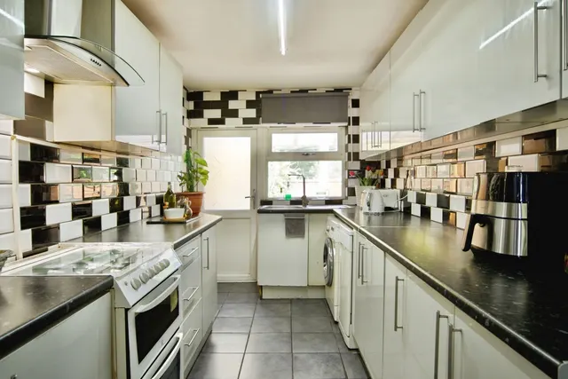 Photo 2 — Oval Road North, Dagenham, RM10