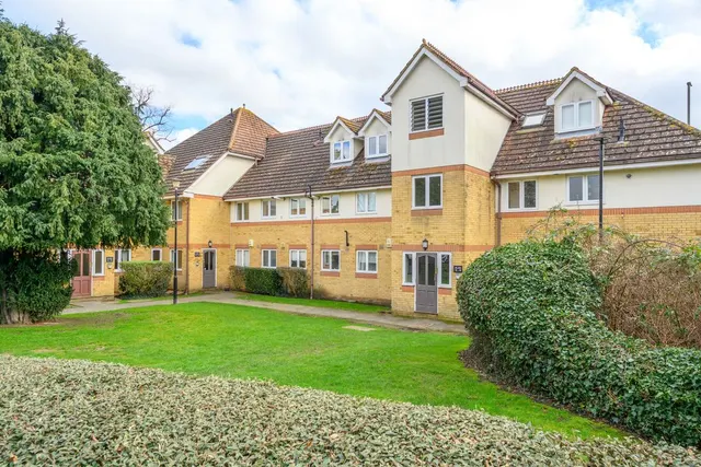 Burn Close, Addlestone KT15 2PJ, photo 1