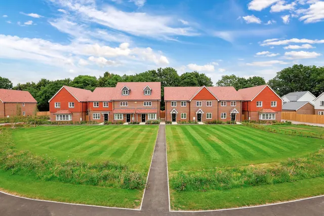 Burstow Grove, Off Haroldslea Drive, RH6, photo 2